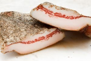 Uma variedade menos comum da pancetta é o guanciale, que não é preparado com a barriga, mas sim com as bochechas e papadas do porco