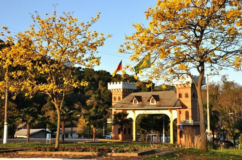 Pórtico na entrada de Serafina Corrêa