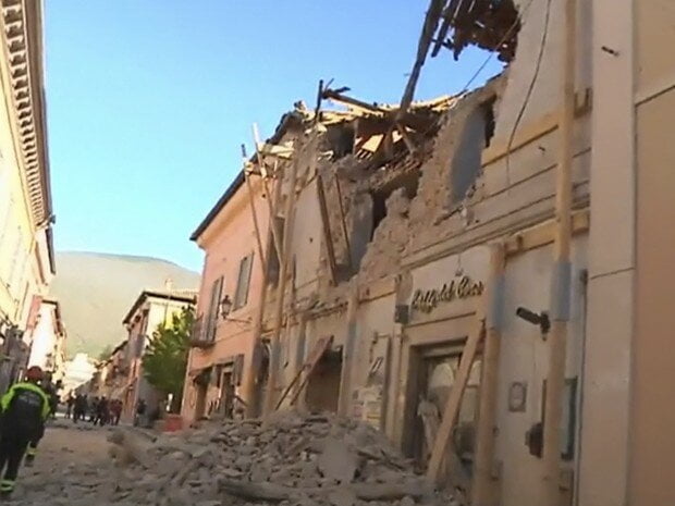 Imagem mostra desabamento em Norcia (Foto: Sky Italia vía AP) 