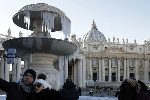 Fonte da Praça  São Pedro  no Vaticano congelou na manhã deste sábado (AP Photo/Gregorio Borgia )