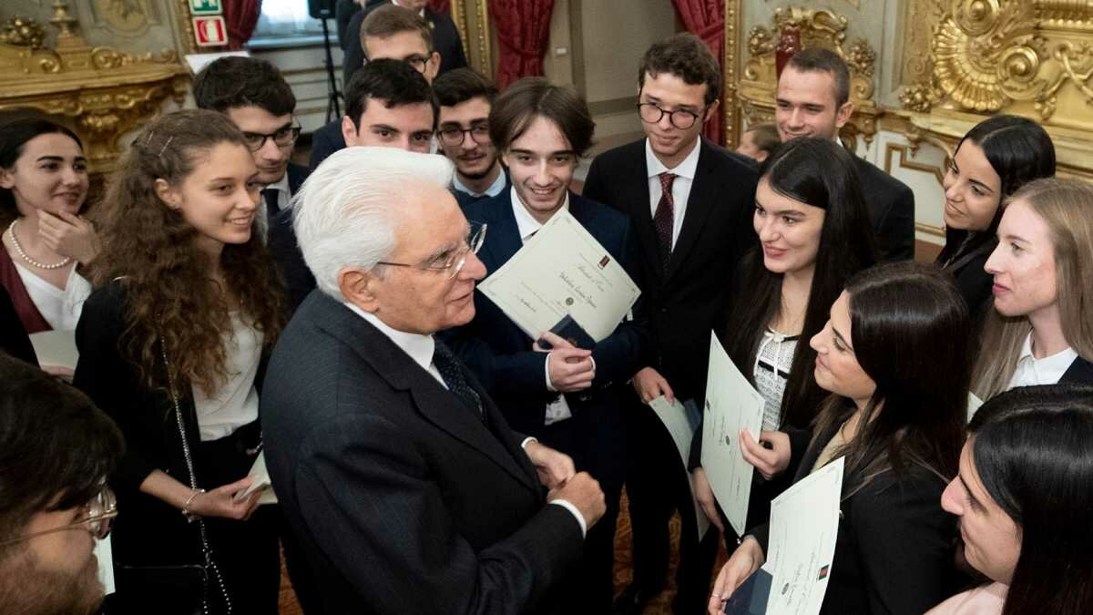 Presidente Matarella entrega prêmio para jovens