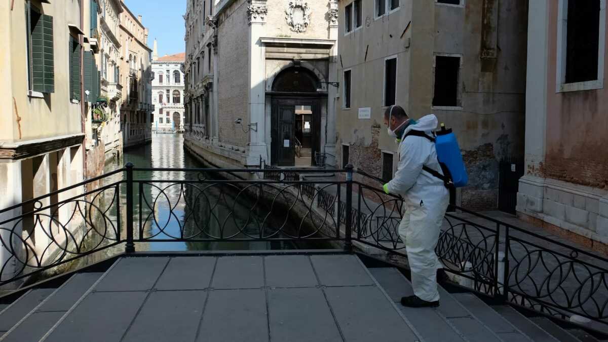 Veneza, na Itália, começa a retomar atividades após fechamento total por pandemia de novo coronavírus