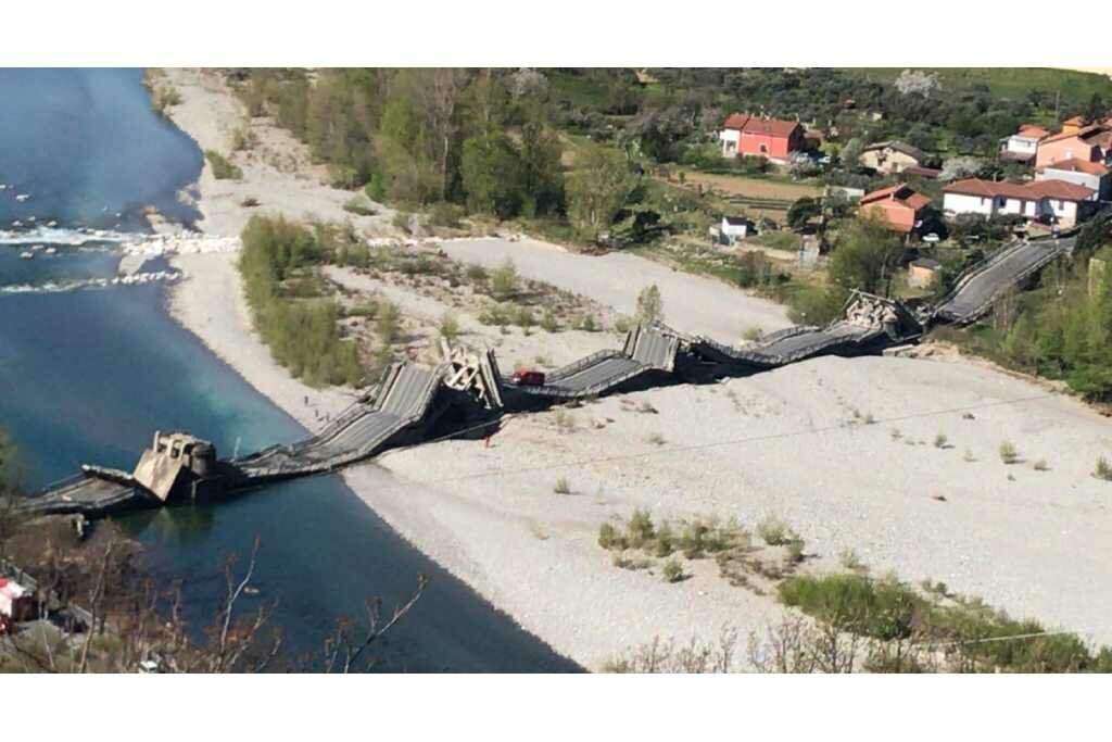 Ponte desaba na região da Toscana, na Itália