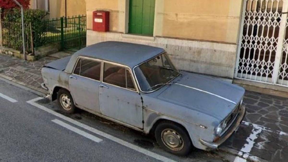 Carro estacionado italia