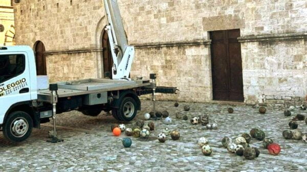 Bolas de futebol telhado de igreja