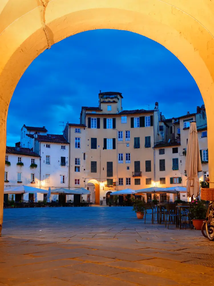 Para finalizar o dia, desfrute de um ambiente acolhedor em um dos variados bares e cafés de Lucca e aproveite para experimentar a 'apericena', uma combinação perfeita de aperitivo e jantar | Foto: DespositPhotos