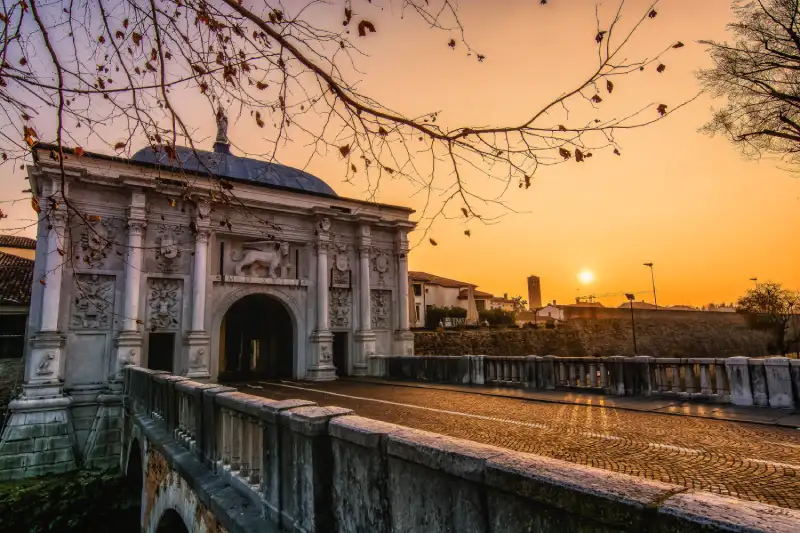 A antiga porta de São Tomaso, entrada medieval da cidade de Treviso