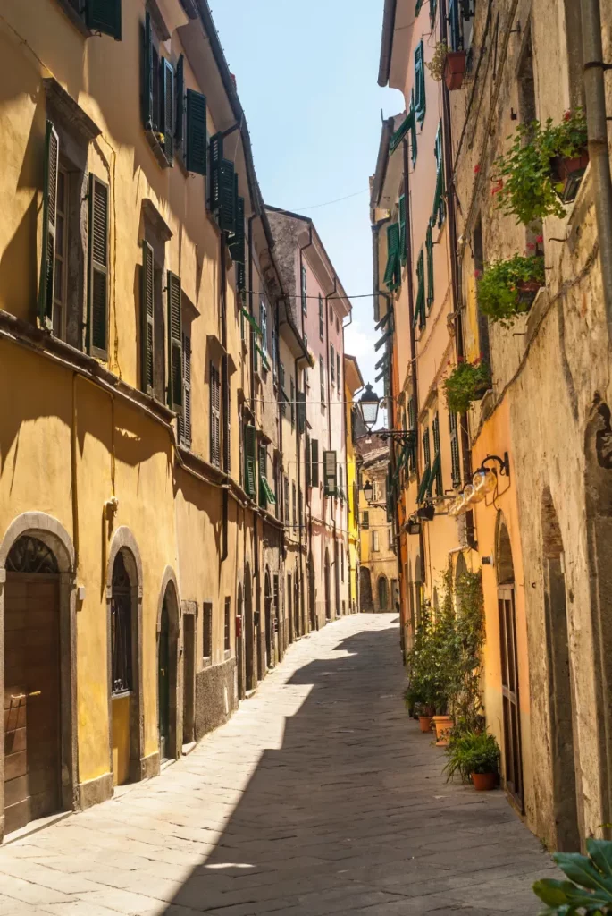 Rua no centro histórico de Pontremoli | Foto: Depositphotos 