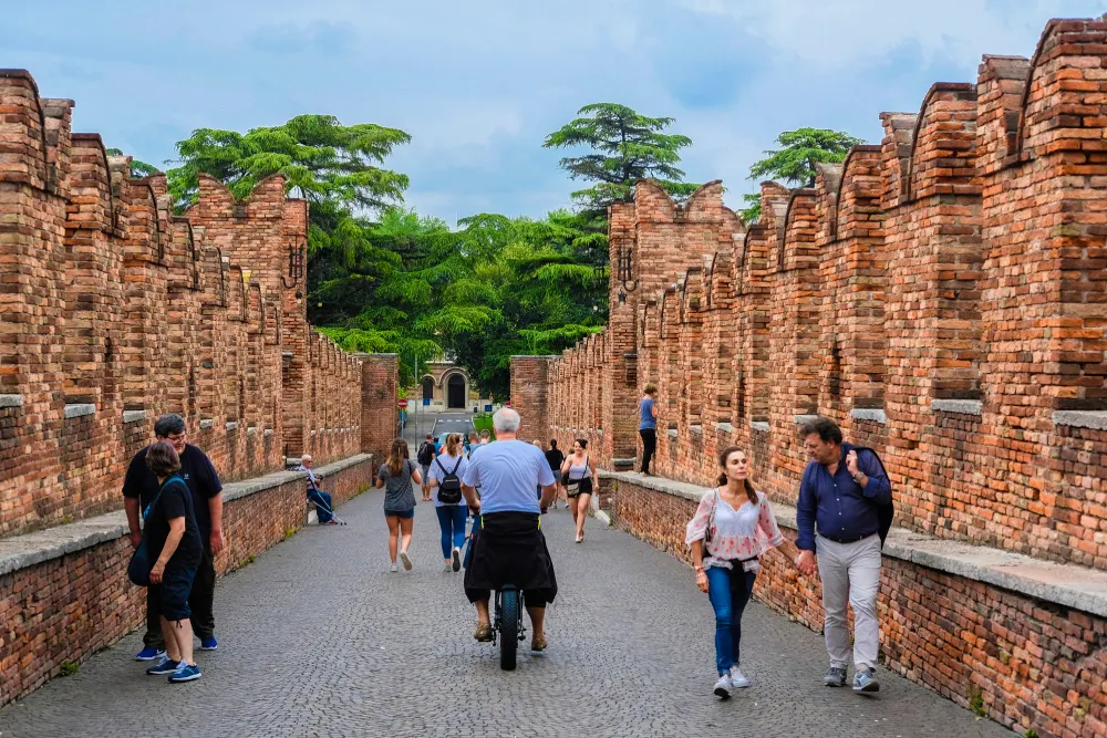 Turistas Ponte di Castelvecchio (que significa Ponte Velha do Castelo) | Foto: Depositphotos 