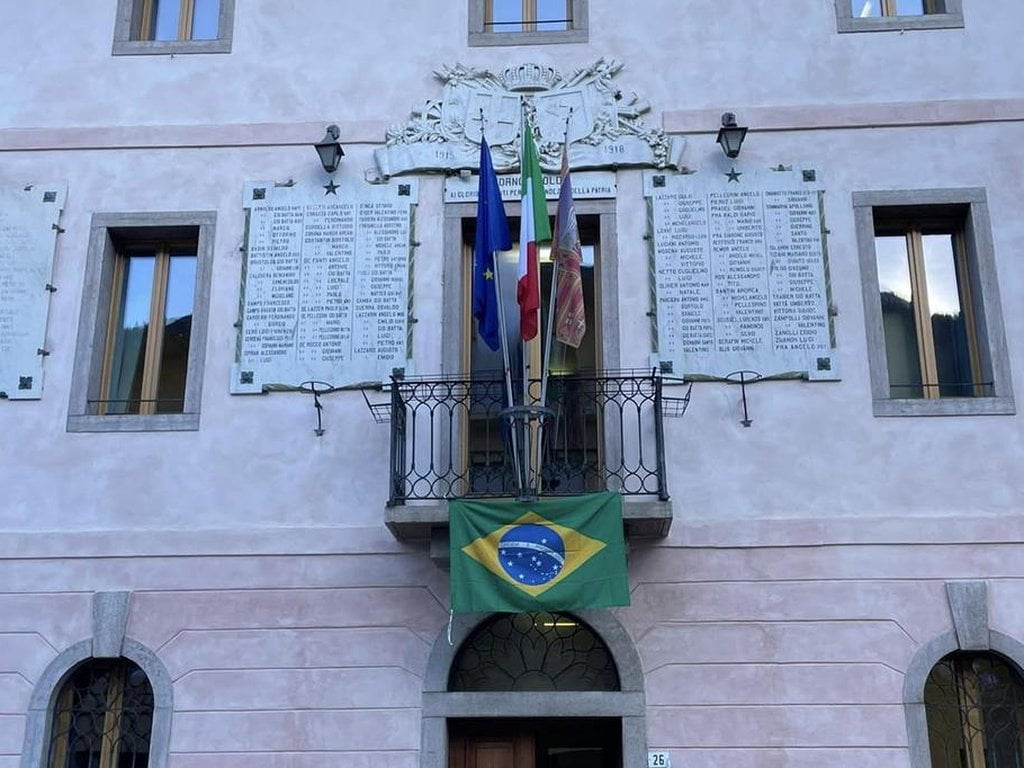 Bandeira brasileira hasteada em protesto, no comune de Val di Zoldo | Foto: Divulgação 