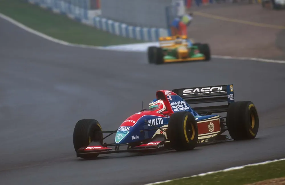 Rubens Barrichello à frente de Michael Schumacher em Donington-1993 — Foto: Reprodução