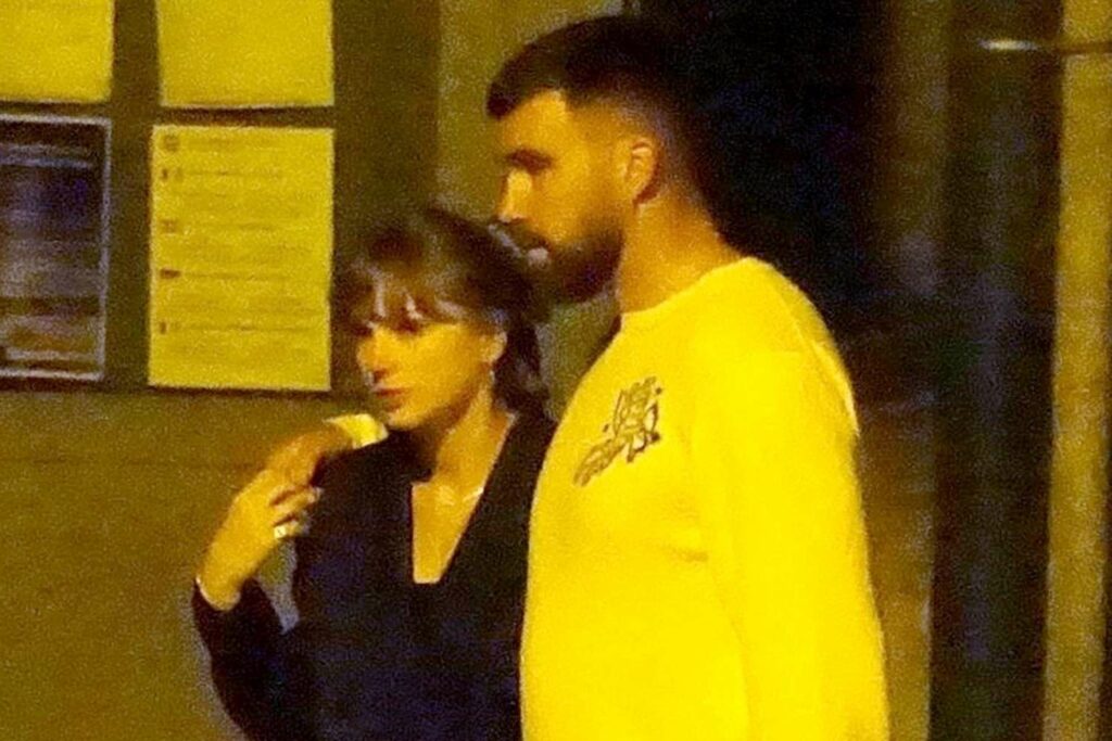 Taylor Swift e Travis Kelce em passeio pela cidade — Foto: Cobra Team / BACKGRID / Reprodução