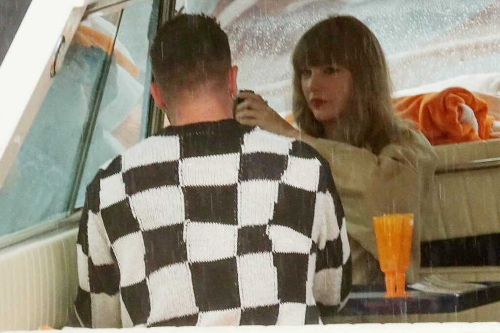 Taylor Swift e Travis Kelce em passeio pela cidade — Foto: Cobra Team / BACKGRID / Reprodução