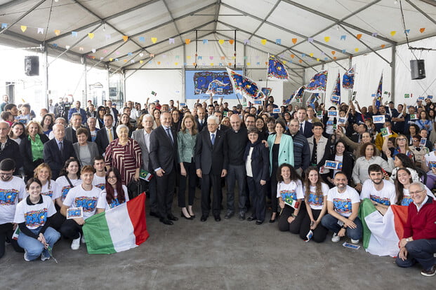 Sergio Mattarella posa para foto com equipe e hóspedes do Arsenal da Esperança
