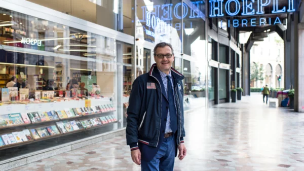 Cliente levou 200 livros e não pediu desconto à loja.