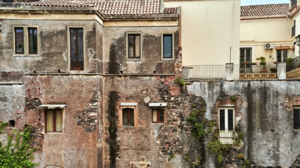 Casa abandonada em Catania, na região da Sicília: um símbolo da rica história que se perde com o tempo | Foto: Depositphotos