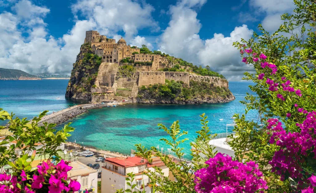 Ísquia é uma ilha italiana no golfo de Nápoles