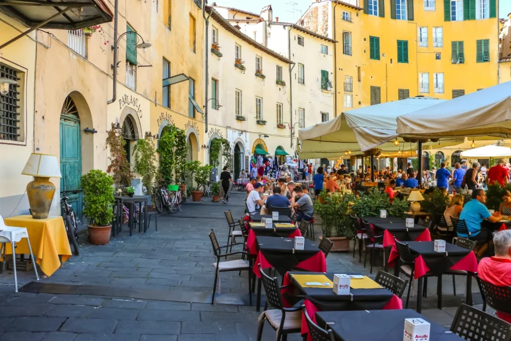 Um aconchegante café de rua na praça da antiga cidade de Lucca | Foto: Depositphotos 