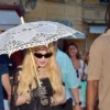 Madonna visita Pompeia e faz doação para projeto social infantil