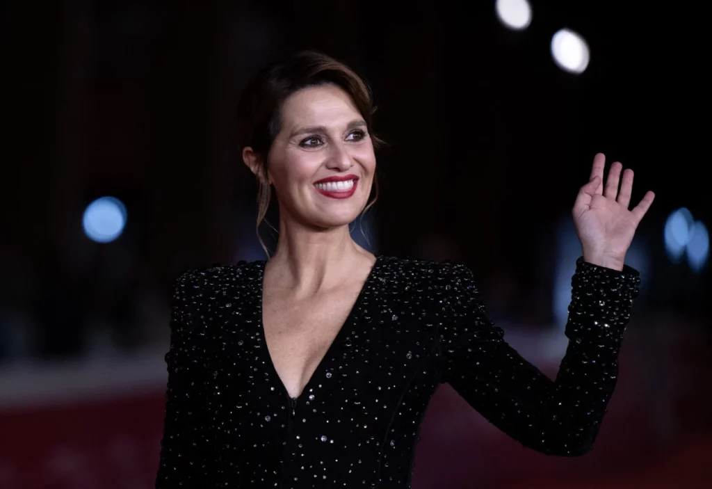 A diretora italiana Paola Cortellesi no tapete vermelho do 18º Festival de Cinema de Roma em 2023 | Foto: Tiziana FABI / AFP
