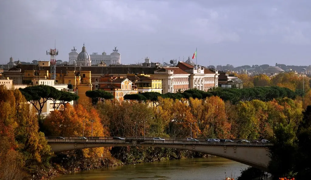 Uma vista do rio Tibre em Roma em novembro. Foto de TIZIANA FABI / AFP