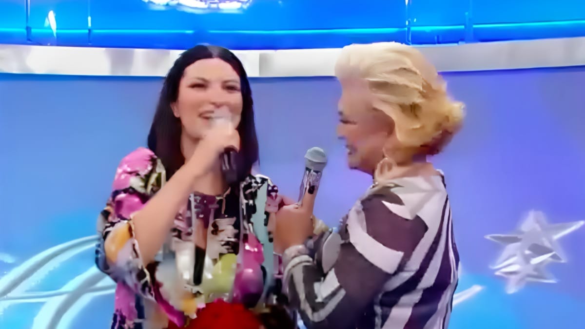 Laura Pausini diz que guarda sapato e vestido que ganhou de Hebe Camargo