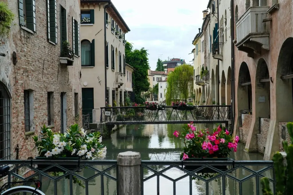 Vista de um canal em Treviso. Foto de Sebastian Pandelache no Unsplash
