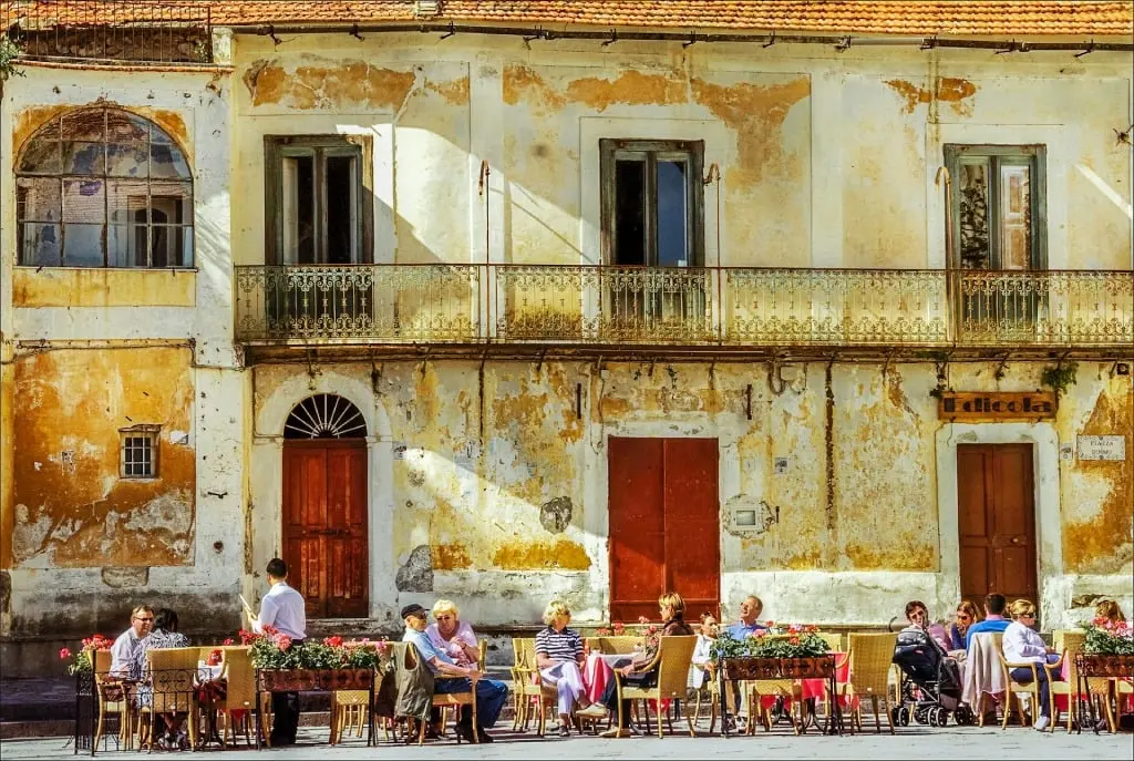 Vista da praça principal em Ravello, na costa Amalfitana da Itália  | Foto: Sterling Lanier no Unsplash