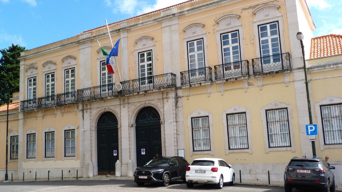 Embaixada da Itália em Lisboa: fila por passaporte não para de aumentar, com mais ítalo-brasileiros vivendo em Portugal | Foto: Kair Rattner/Público